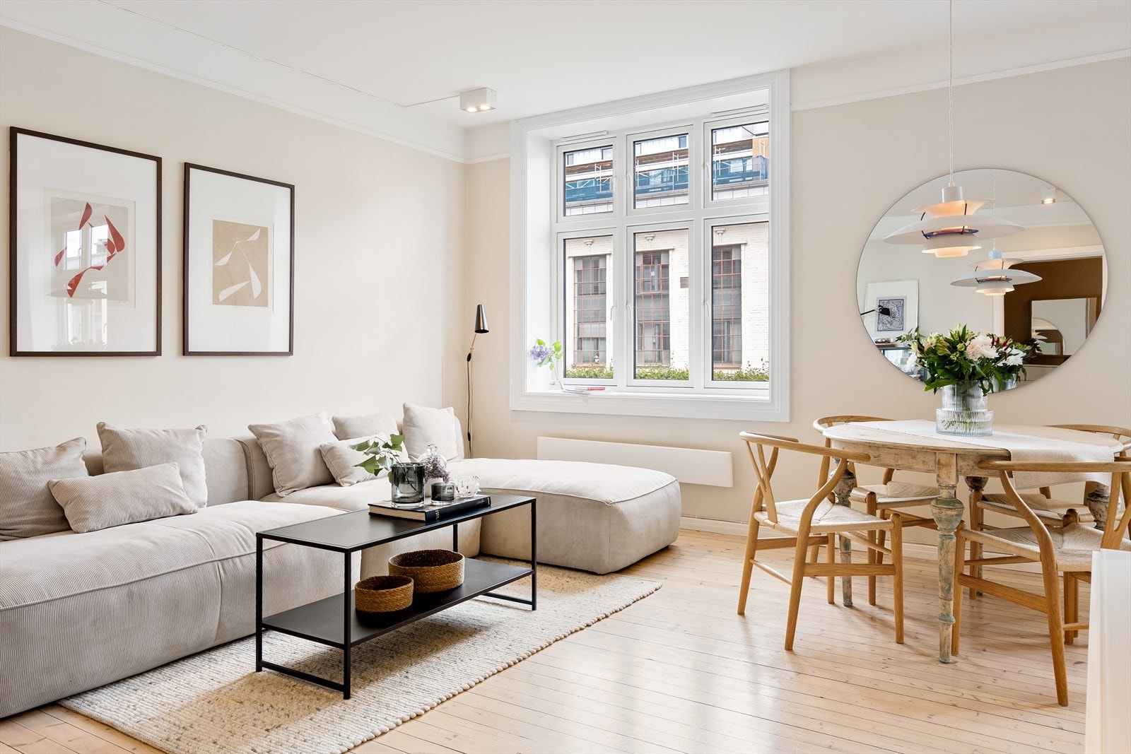 Rommet har godt lysinnslipp fra store vindusflater som gir en god og luftig romfølelse. Gjennomgående originalgulv oppusset i 2018. Galleribilde