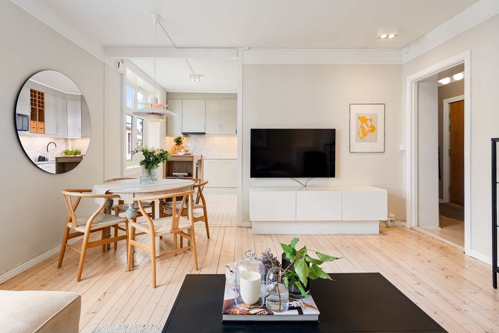 En lys, hyggelig og innbydende 2-roms i klassisk bygård. Beliggende usjenert til mot bakgård og enveiskjørt gate. Galleribilde