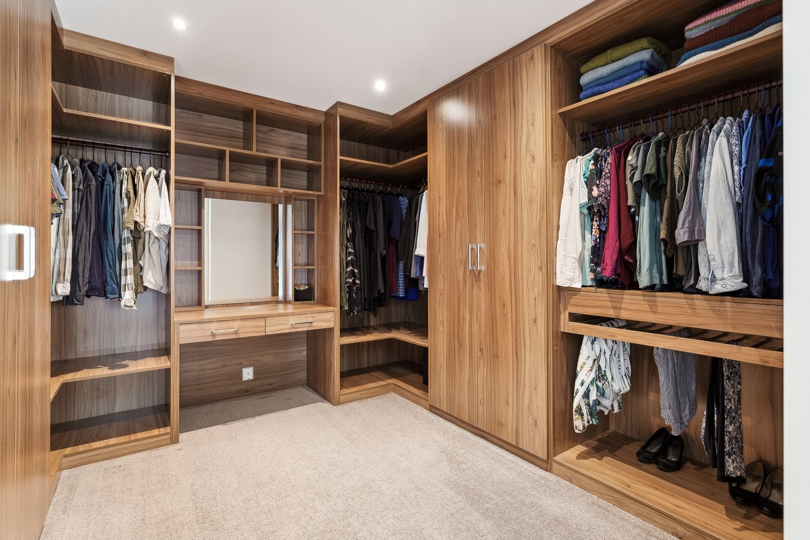 Hovedsoverommet har adkomst til et romslig walk-in closet som er pent innredet med gode garderobeløsninger for oppbevaring. Galleribilde