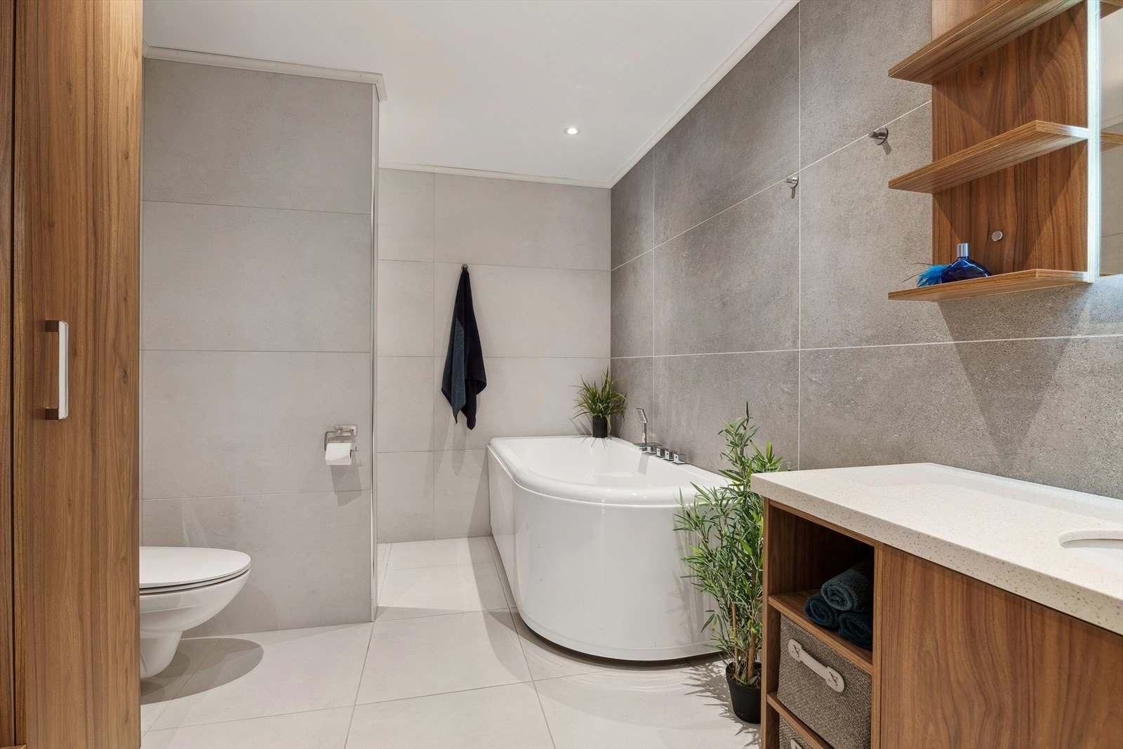 Badet er både romslig og pent, med en helhetlig og særdeles pen gjennomførelse. Galleribilde