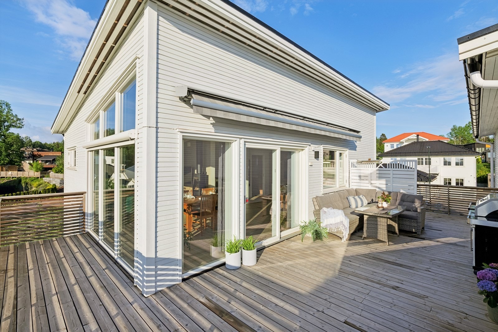 Fra stuen er det skyvedør ut til en stor og solrik terrasse med montert markise og god plass til utemøbler etter eget ønske. Galleribilde