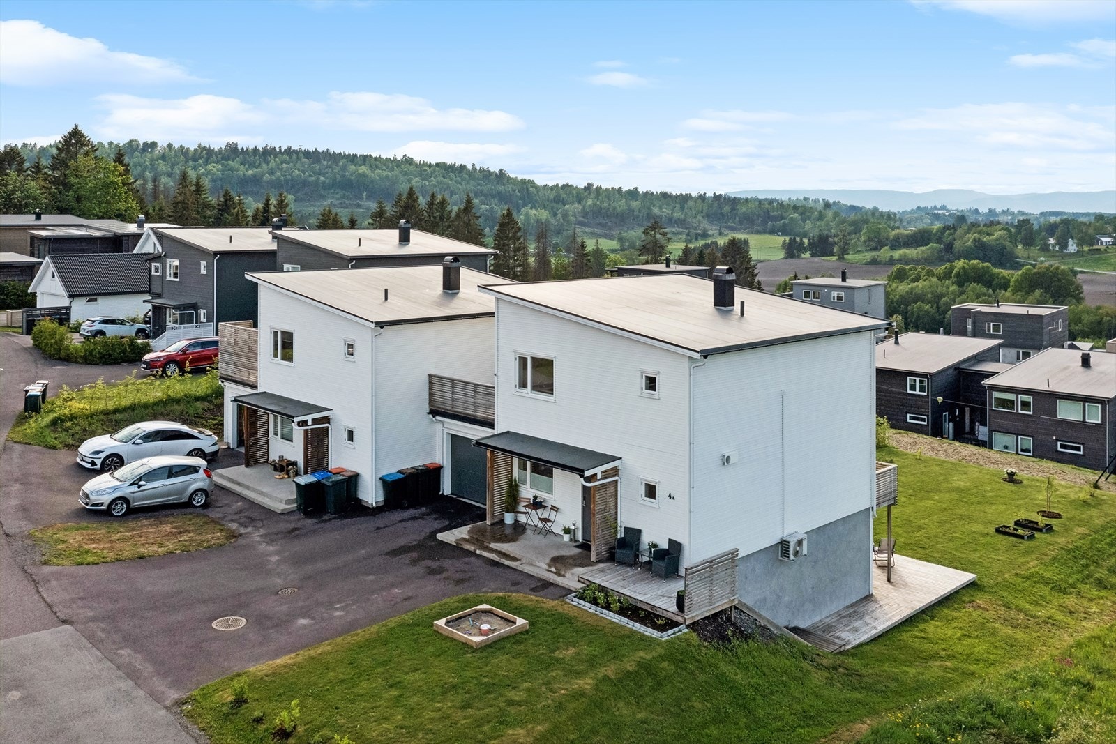Boligen har en luftig og fri beliggenhet på enden, grenser mot friområde og har ingen nære naboer på den ene side. Galleribilde