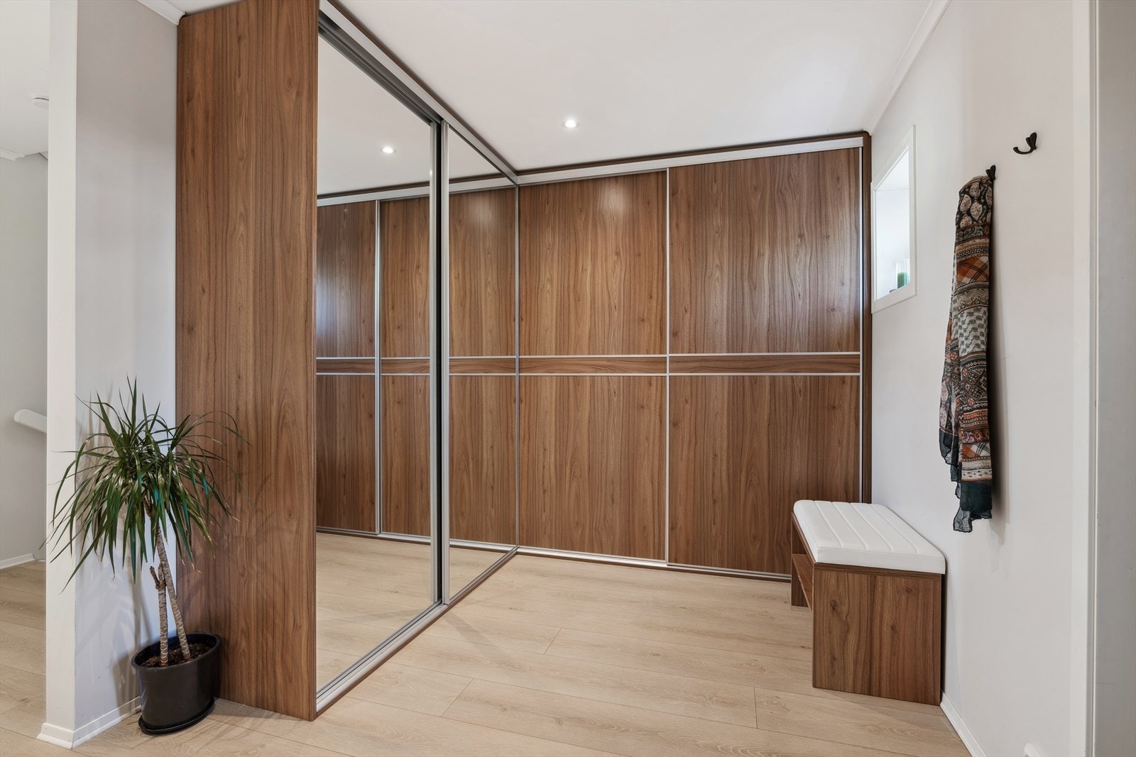 Innenfor hovedinngangen møtes man av en lys og romslig hall med flott spotbelysning i taket. Her er det enkelt og hyggelig å ønske gjester velkommen inn! Galleribilde