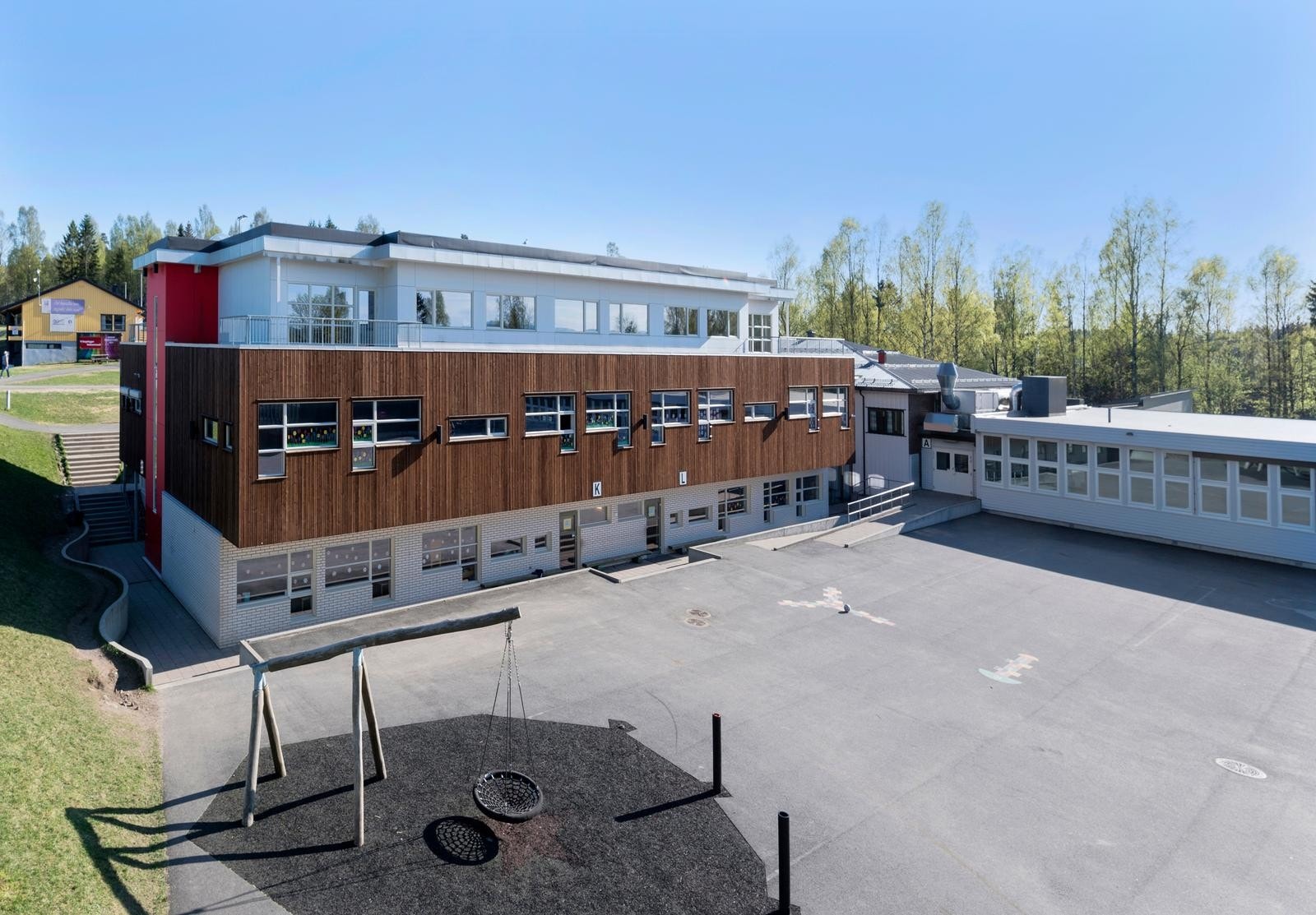 Moderne og pen skole i gangavstand fra boligen. Galleribilde