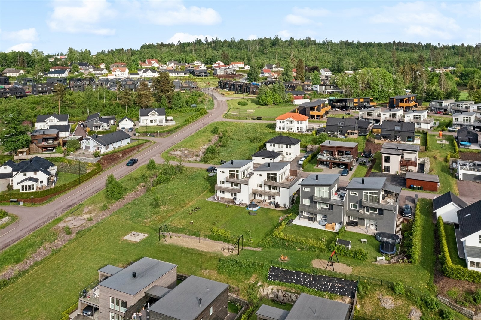 Boligen er beliggende i et moderne, rolig og barnevennlig område på Solsiden med kort vei til skole, turområder og barnehage. Galleribilde