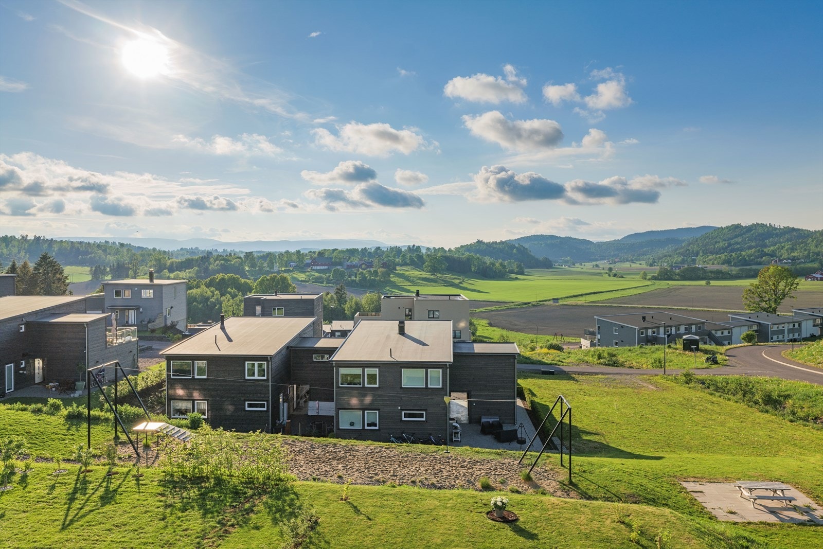 Her kan en til og med få med seg solnedgangen bak åsene! Galleribilde