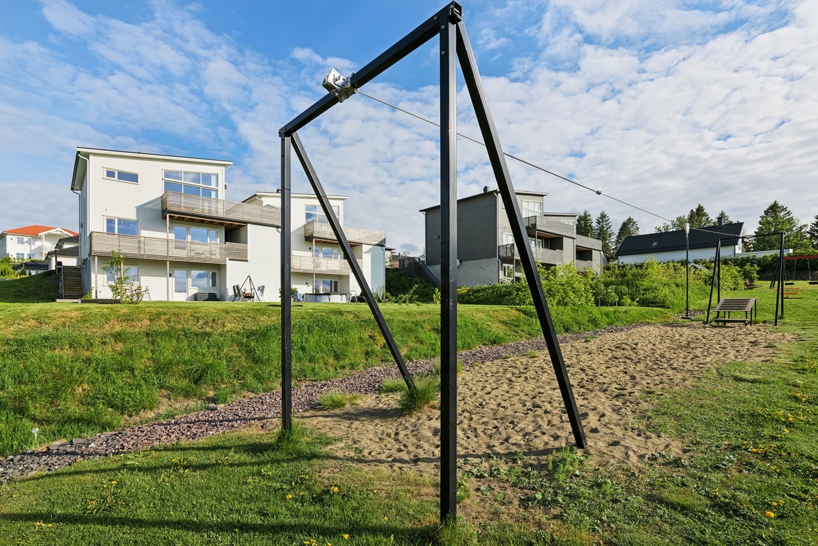 Det er kun et steinkast fra boligen en lekeplass for de minste i familien. Galleribilde