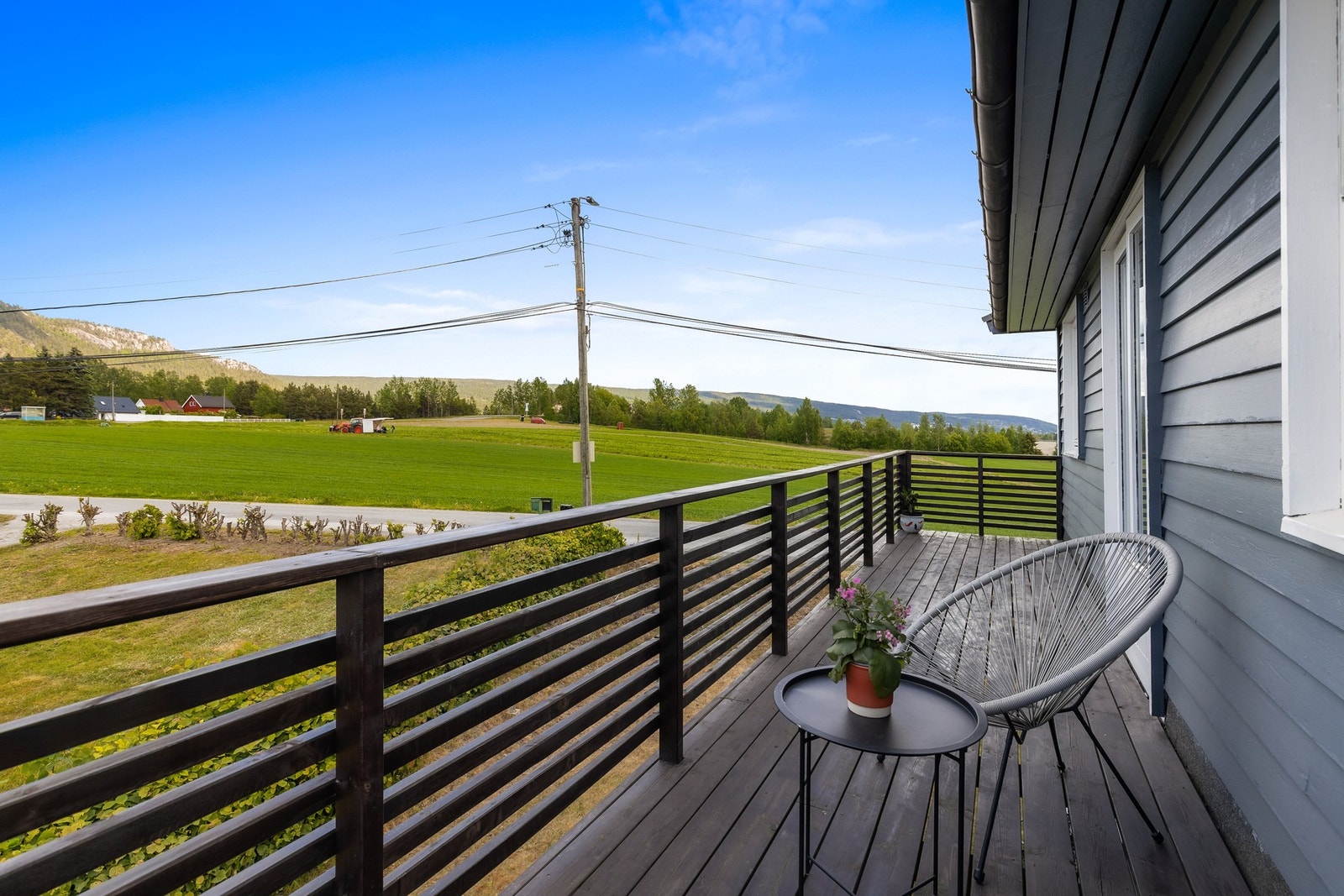 Gulvoverflater er lagt med terrassebord og rekkverket består av tre Galleribilde