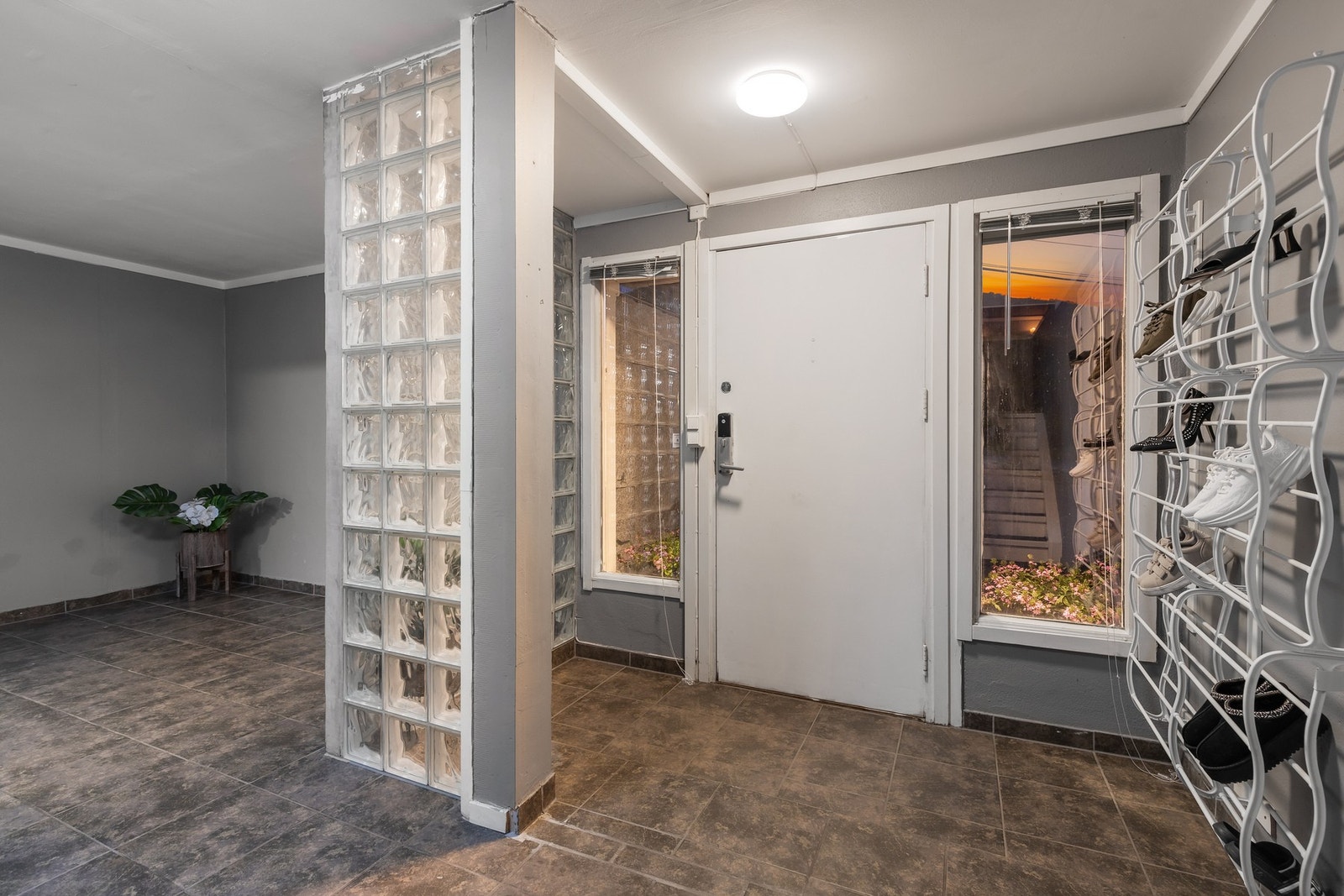 Det er god plass til garderobeskap for oppbevaring av yttertøy og sko Galleribilde