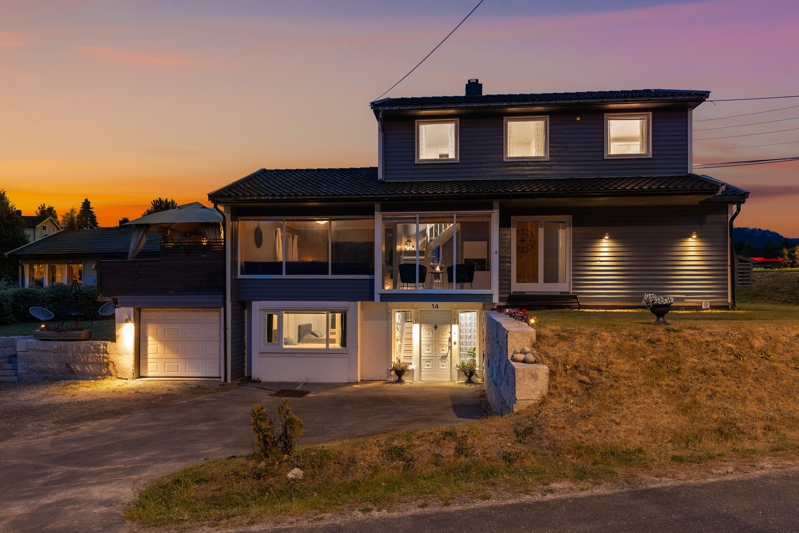 Velkommen til Kristoffer Ryghs vei 14! En innholdsrik enebolig over tre plan med barnevennlig beliggenhet i et veletablert boligområde i Mjøndalen. Galleribilde