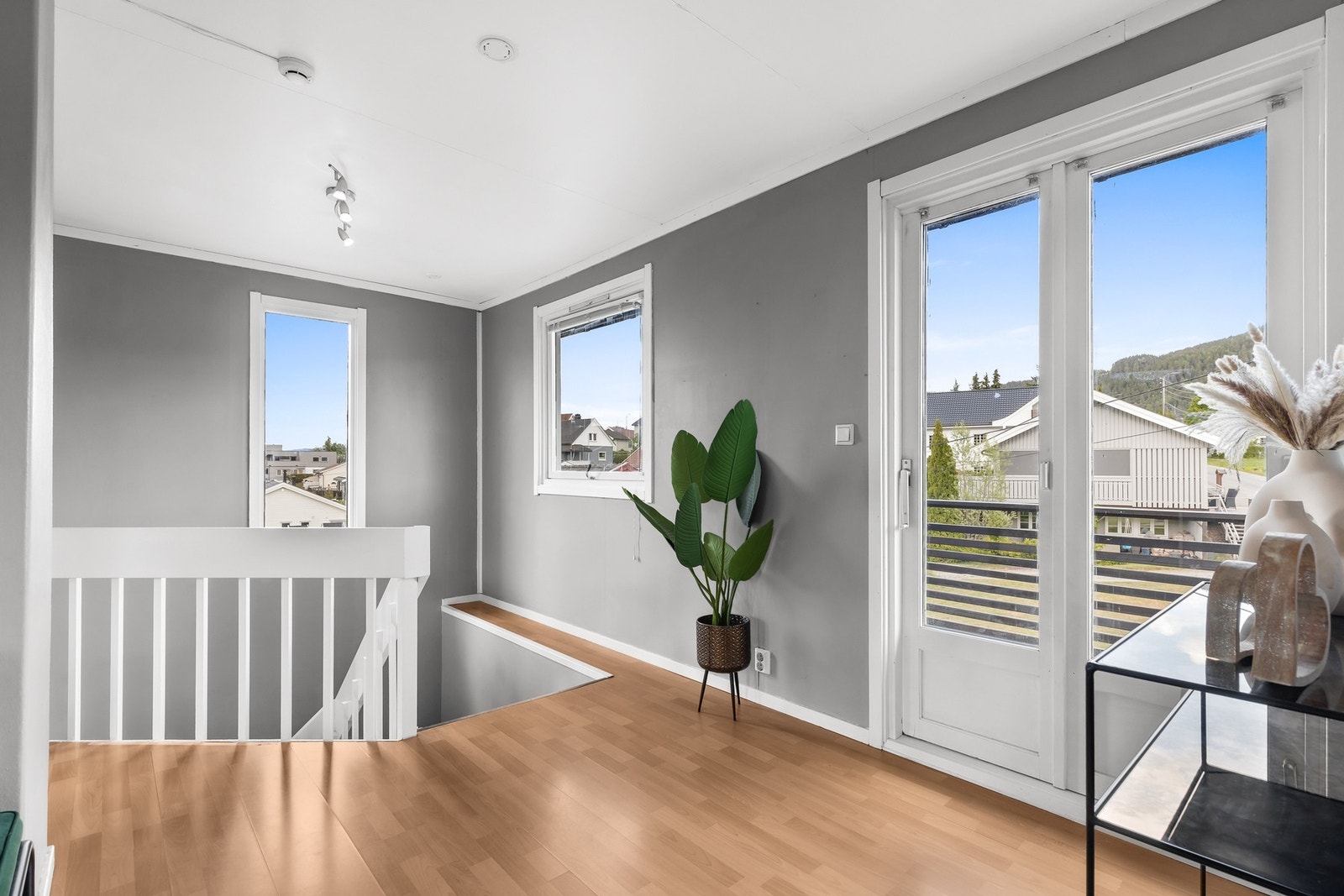 Gang med adkomst ut til nordvendt veranda Galleribilde