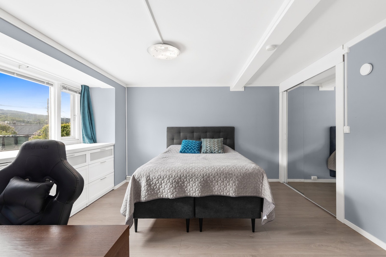 Rommet har fin plass til dobbeltseng, nattbord og øvrig møblement, og det er adkomst til garderobe gjennom skyvedør med speilfronter Galleribilde