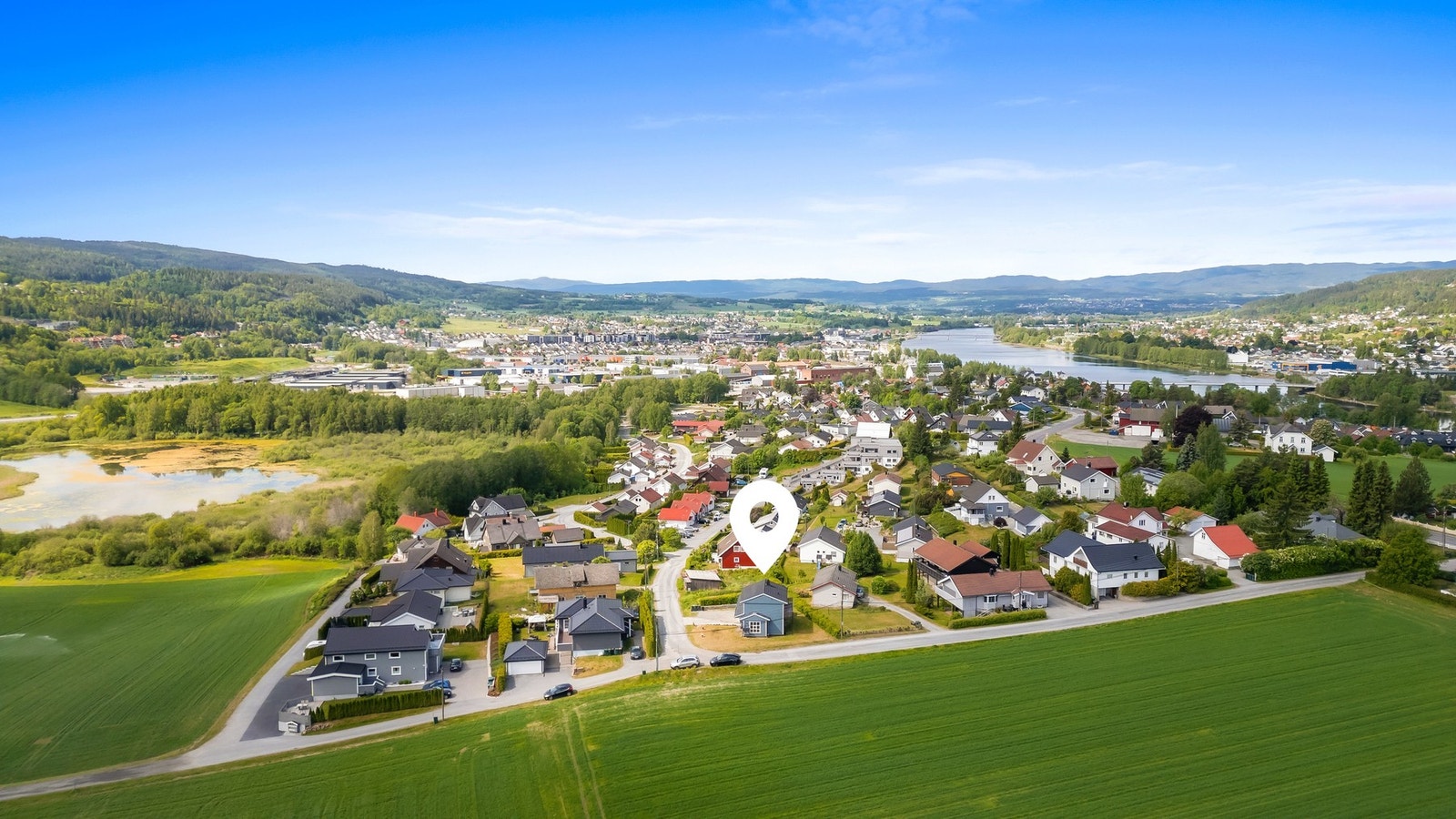 Det er kort vei til Mjøndalen sentrum hvor du finner både Kiwi og Rema 1000, diverse klesforretninger og koselige kaféer hvor du kan nyte kaffe og ferske bakervarer Galleribilde