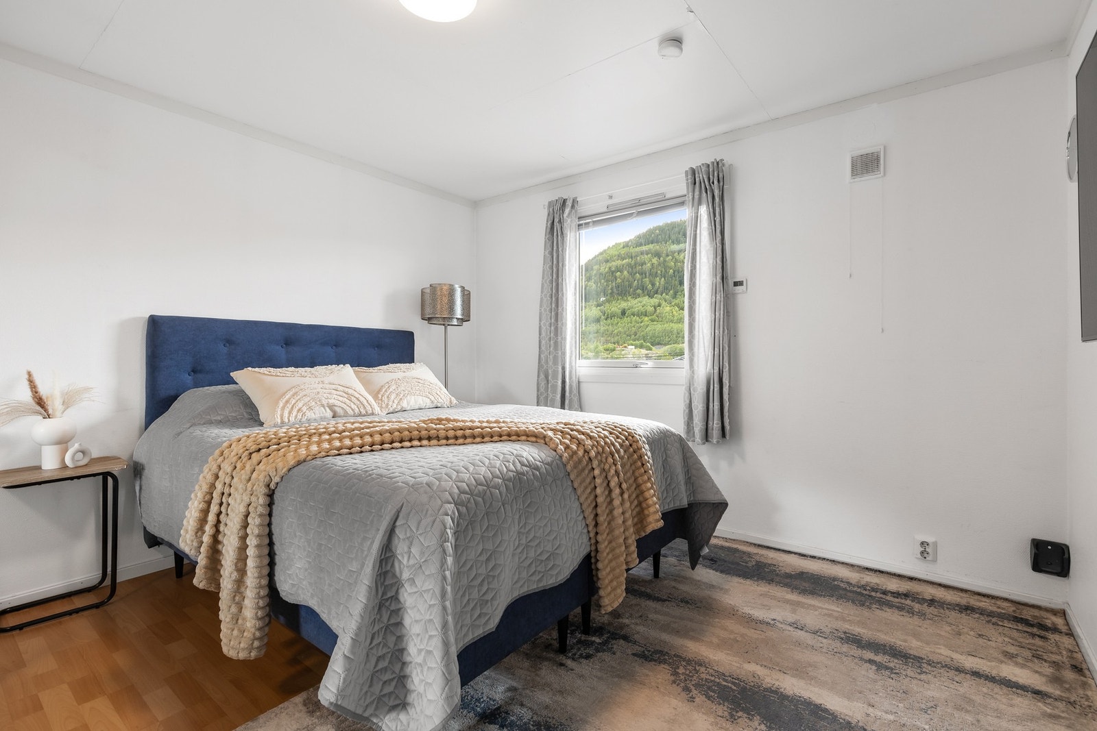 I 2. etasje finner du to romslig soverom med parkett på gulv og slette, malte flater på vegger og i himling Galleribilde