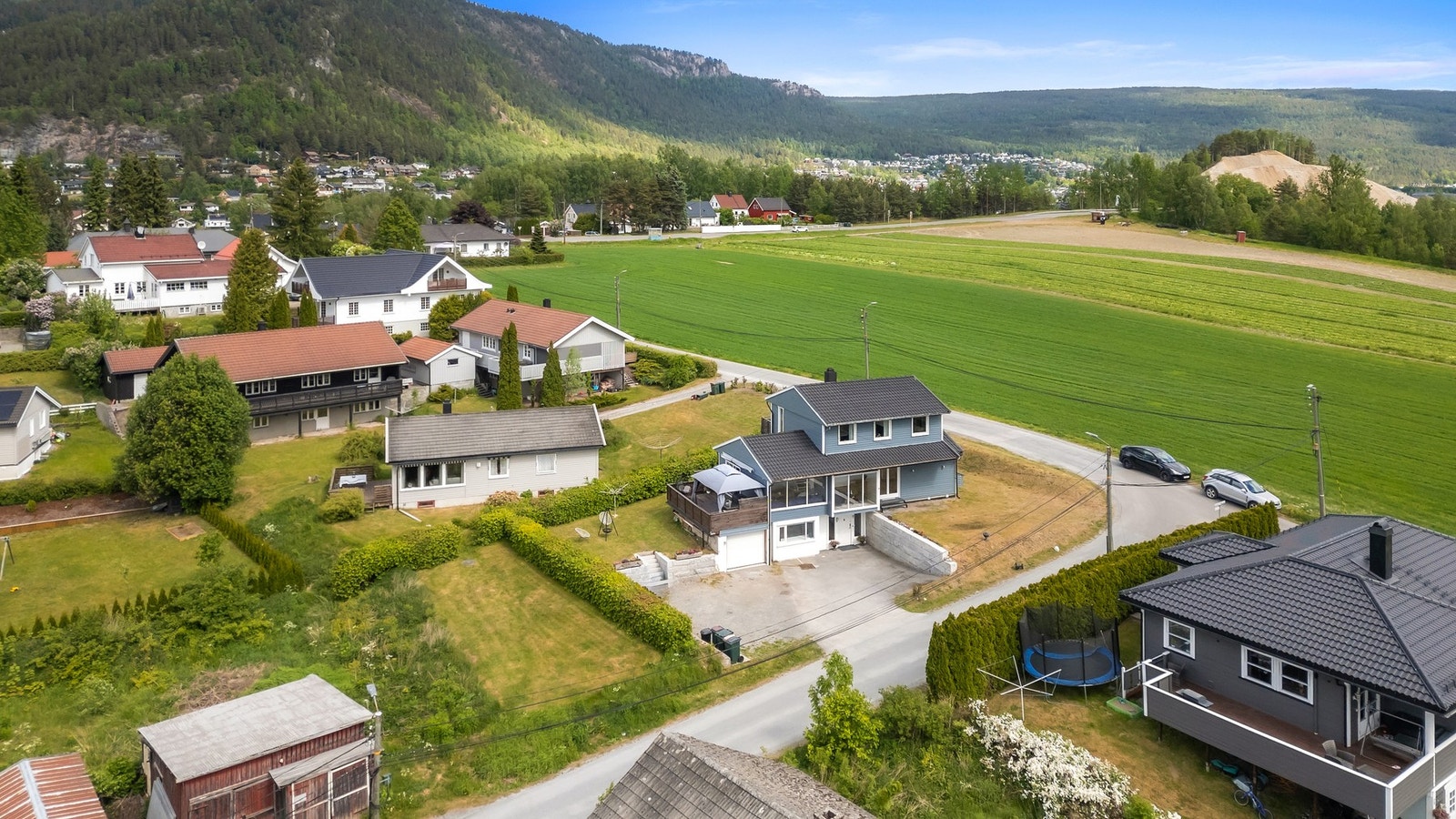 Eiendommen grenser mot rolig landbruksområde og har en pent opparbeidet tomt på ca. 639 kvm Galleribilde