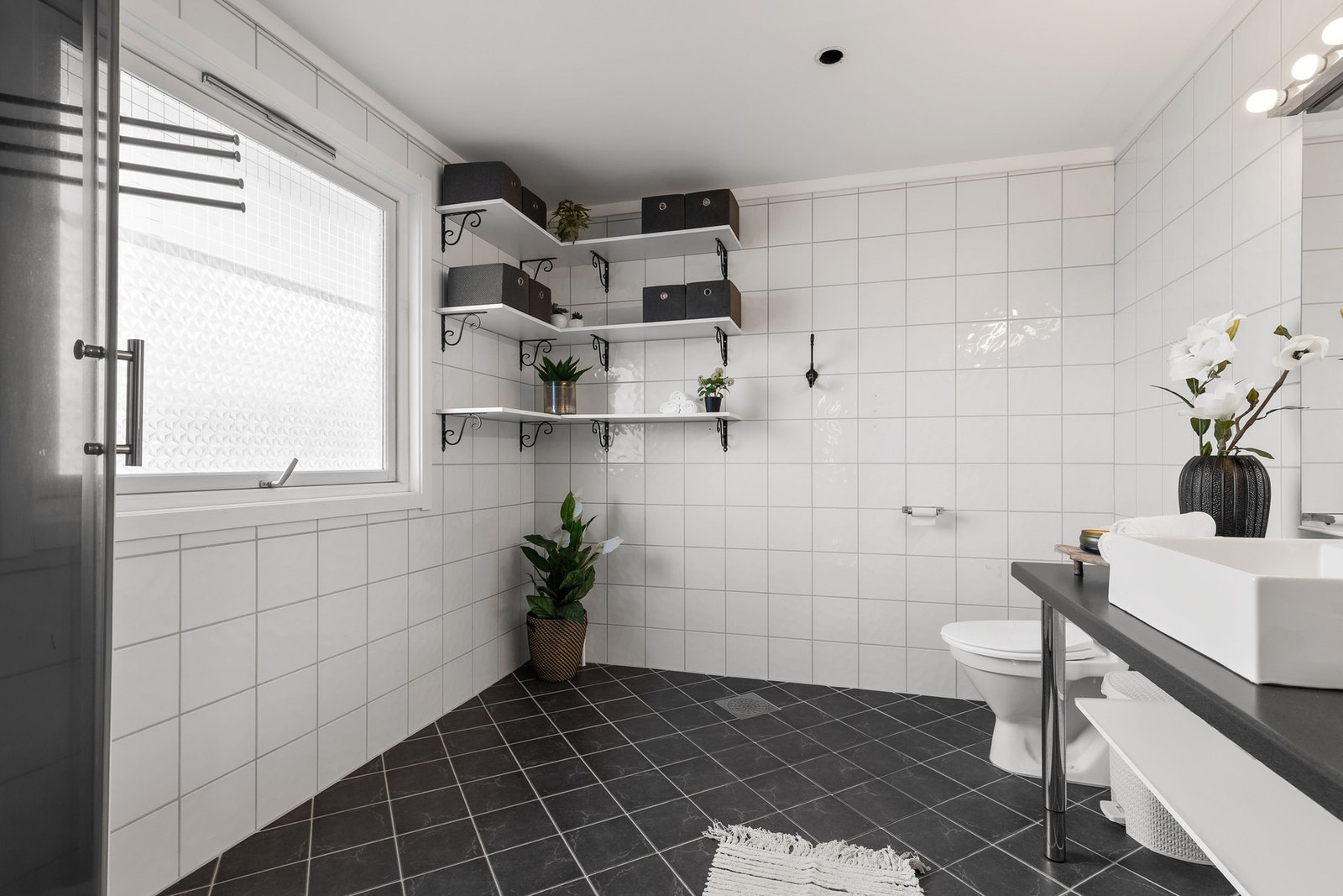 Helfliset bad med malt flate og downlights i himling Galleribilde