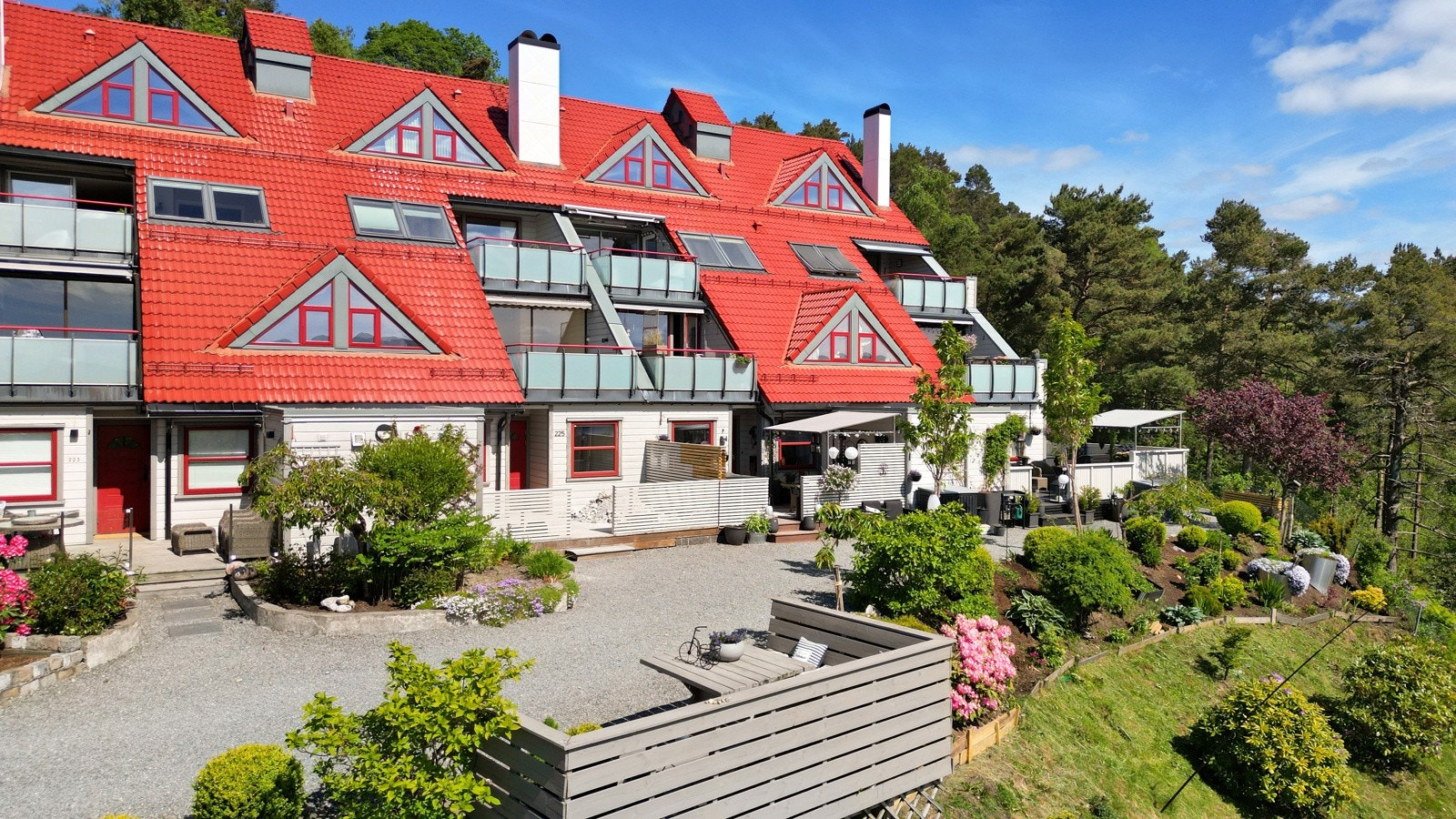 Pent opparbeidet med grøntareal og fin beplantning. Galleribilde