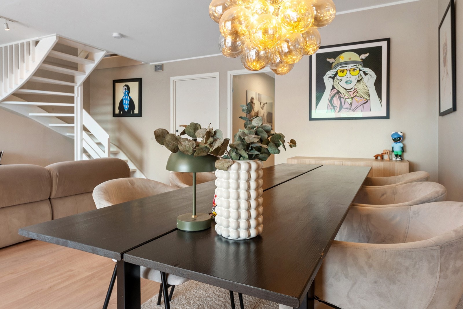 Det er de senere år foretatt en omfattende oppgradering og modernisering av leiligheten Galleribilde