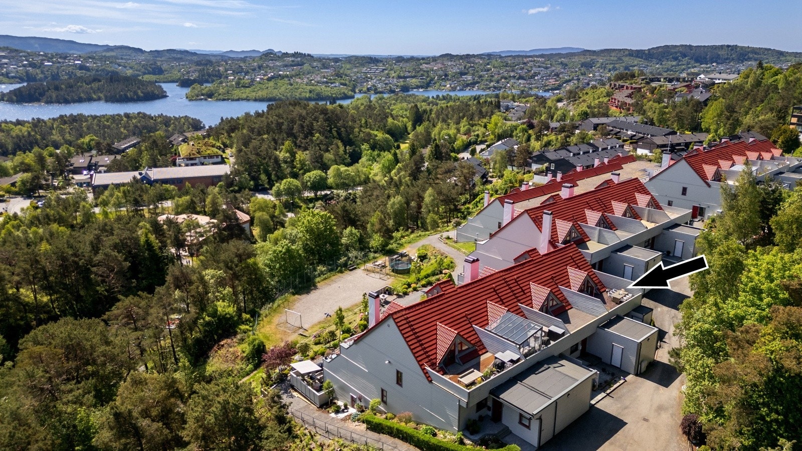 Attraktiv beliggenhet med nærhet til buss og butikk, skole og barnehager, turterreng og idrettsanlegg Galleribilde
