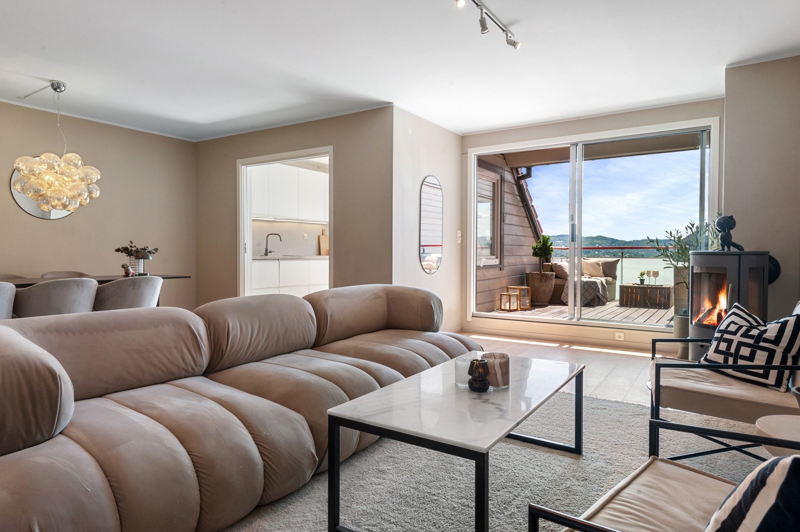 Fra stuen er det skyvedør til terrassen med glassfelt fra gulv til tak. Galleribilde