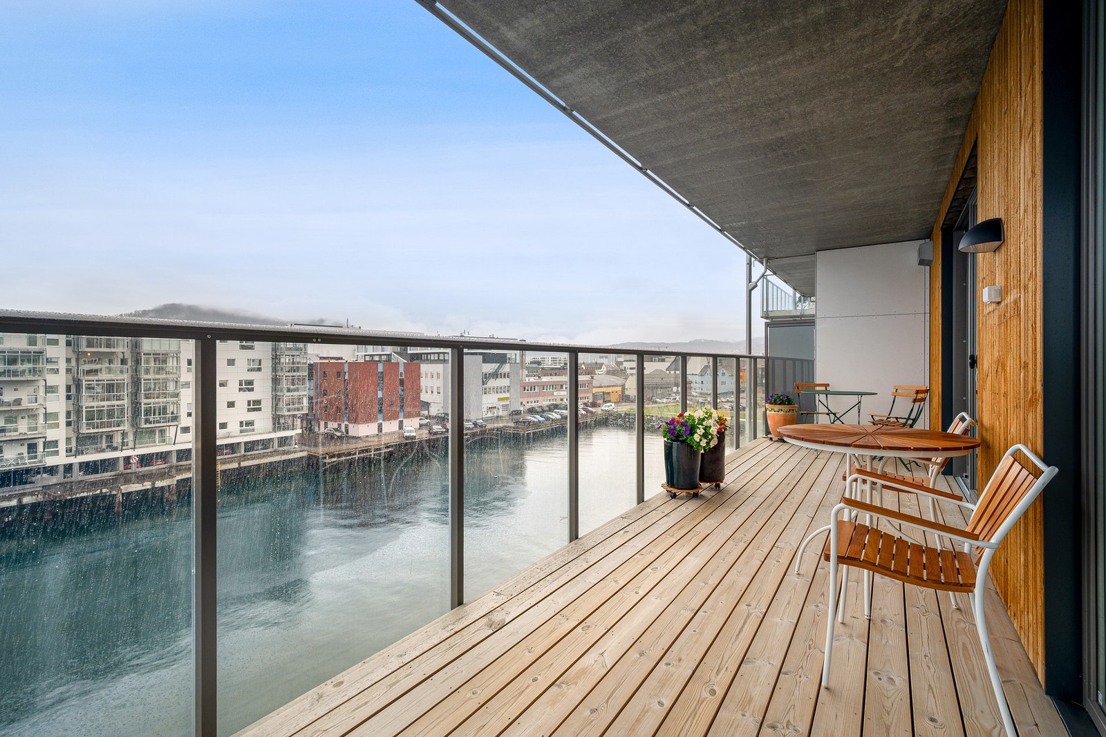 Fin sol på dagtid på den romslige balkongen Galleribilde