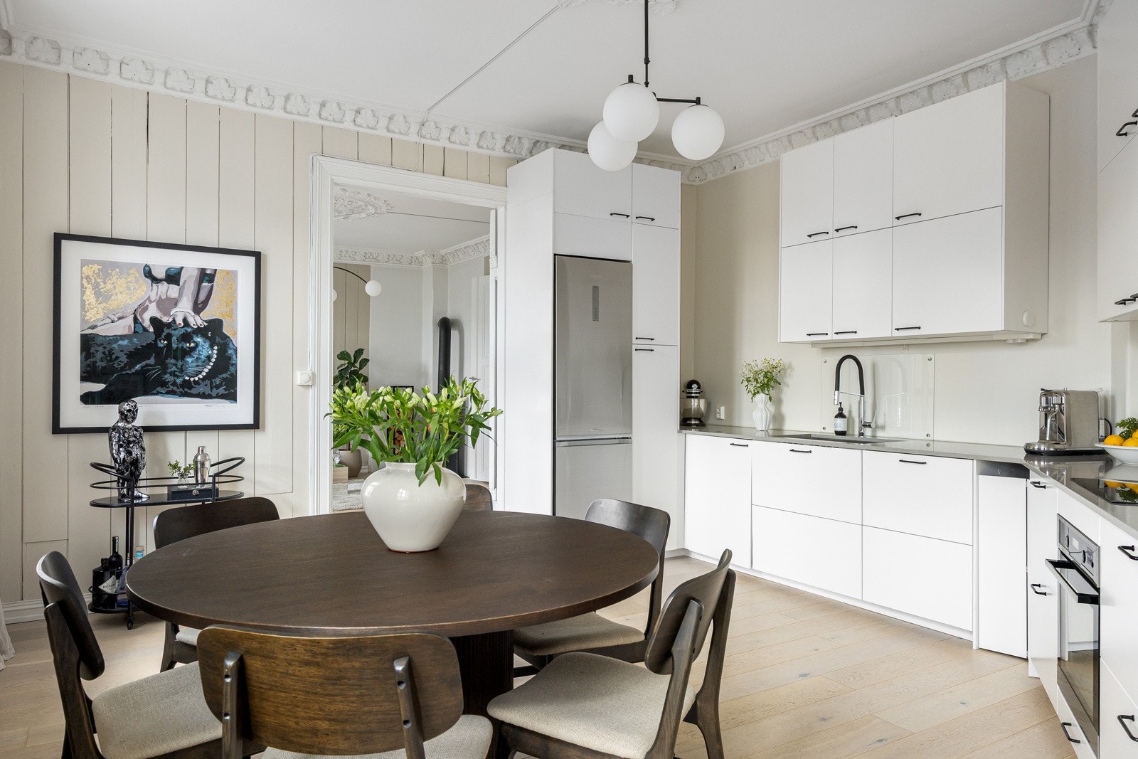 Belysning fra lyslist under overskap gir godt arbeidslys. Galleribilde