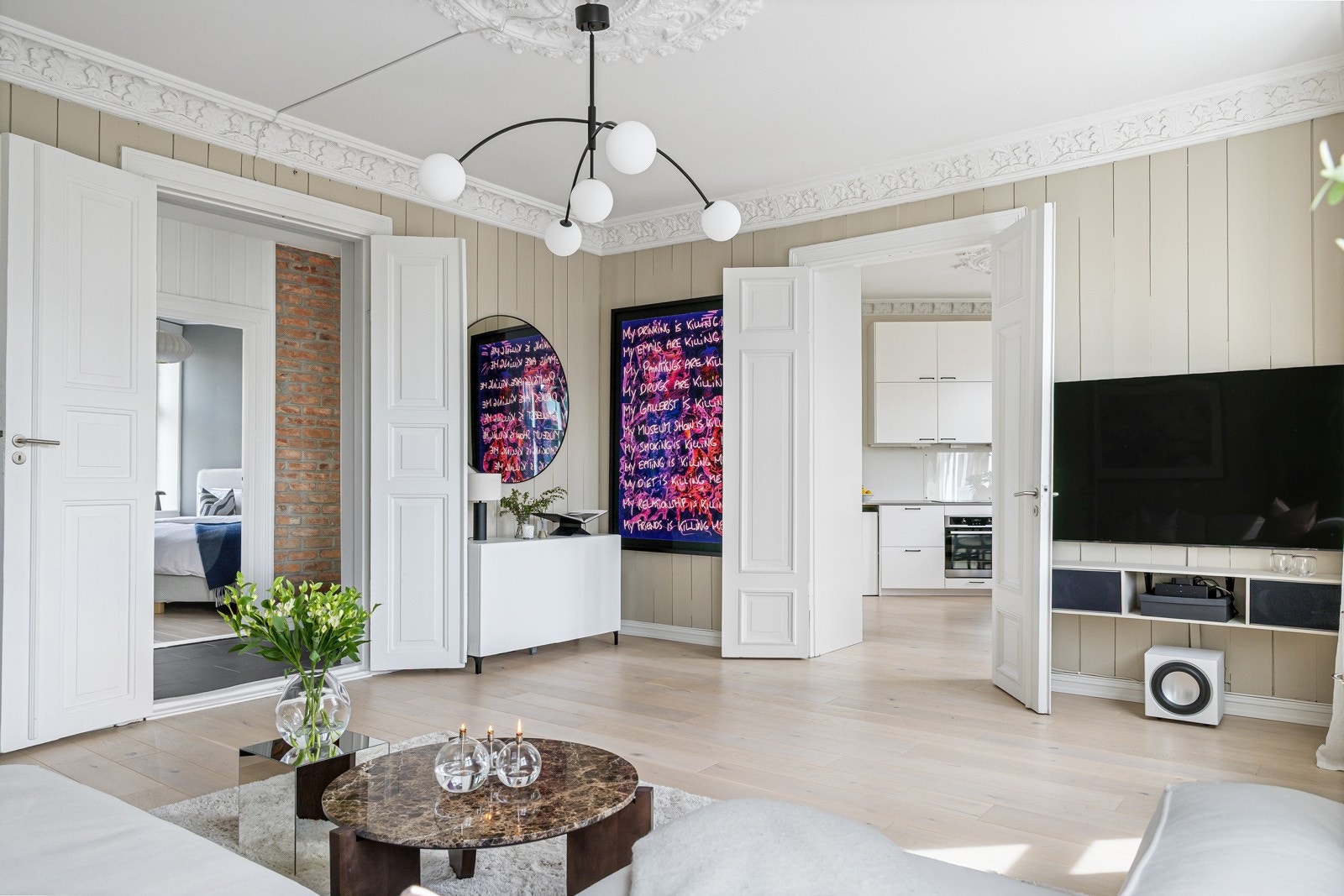 Her er det god plass til sofa, bord, tv med tilhørende møblement og stor spisegruppe. Galleribilde