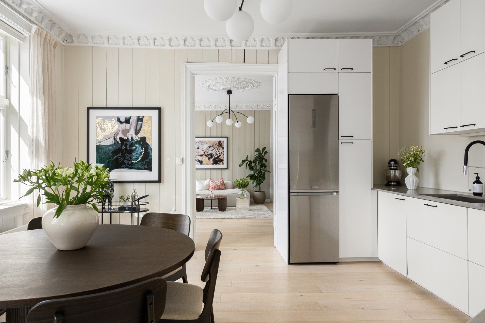 Kjøkkenet ligger i delvis åpen løsning fra stuen. Galleribilde