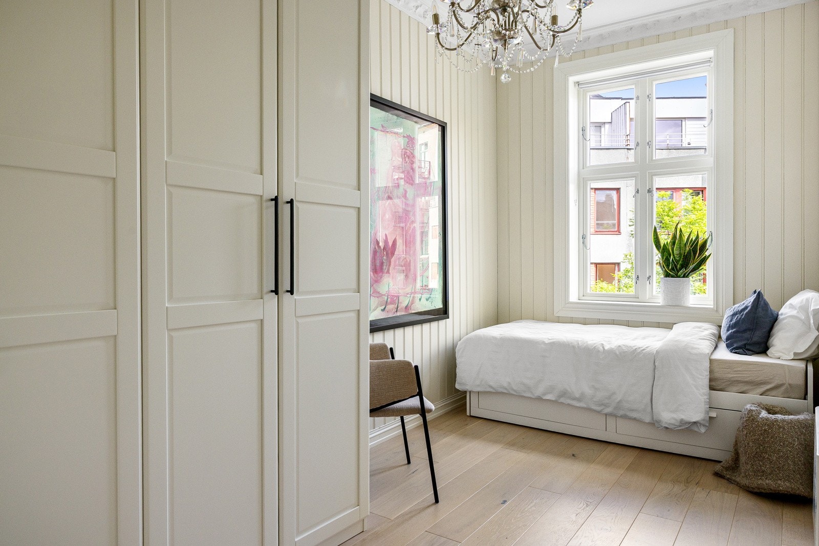 Rommet passer ypperlig som et gjesterom, barnerom eller et fullverdig hjemmekontor. Galleribilde