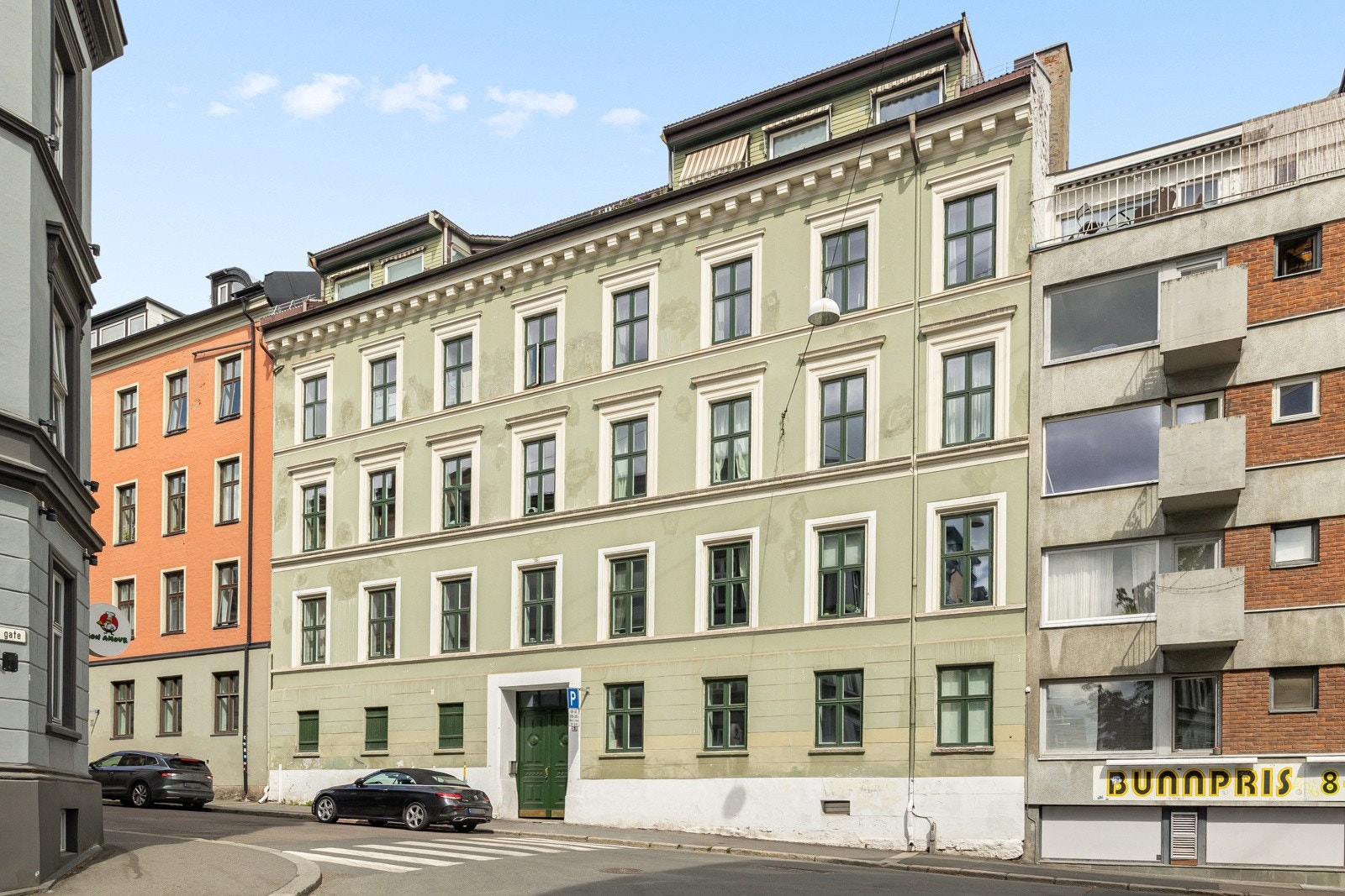 Fasade - rolig gate uten gjennomkjøring i ettertraktet bomiljø. Galleribilde