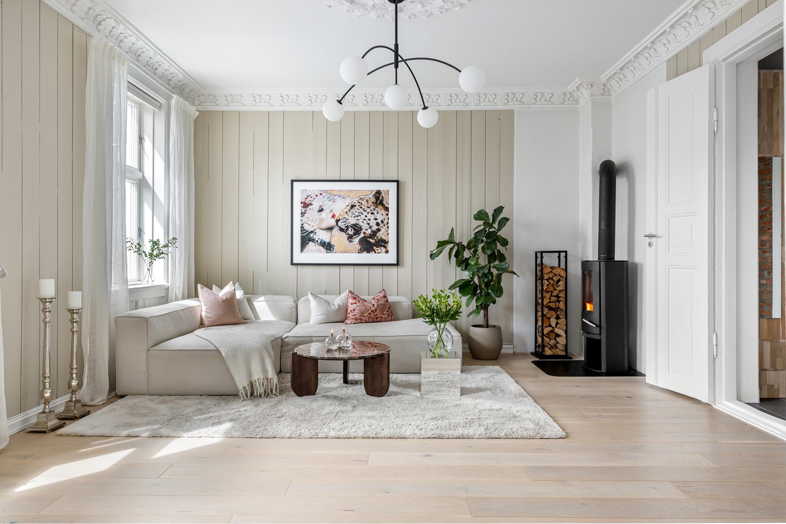 Stor, lys og luftig stue med gode møbleringsmuligheter. Fritt utsyn med lite innsyn. Galleribilde