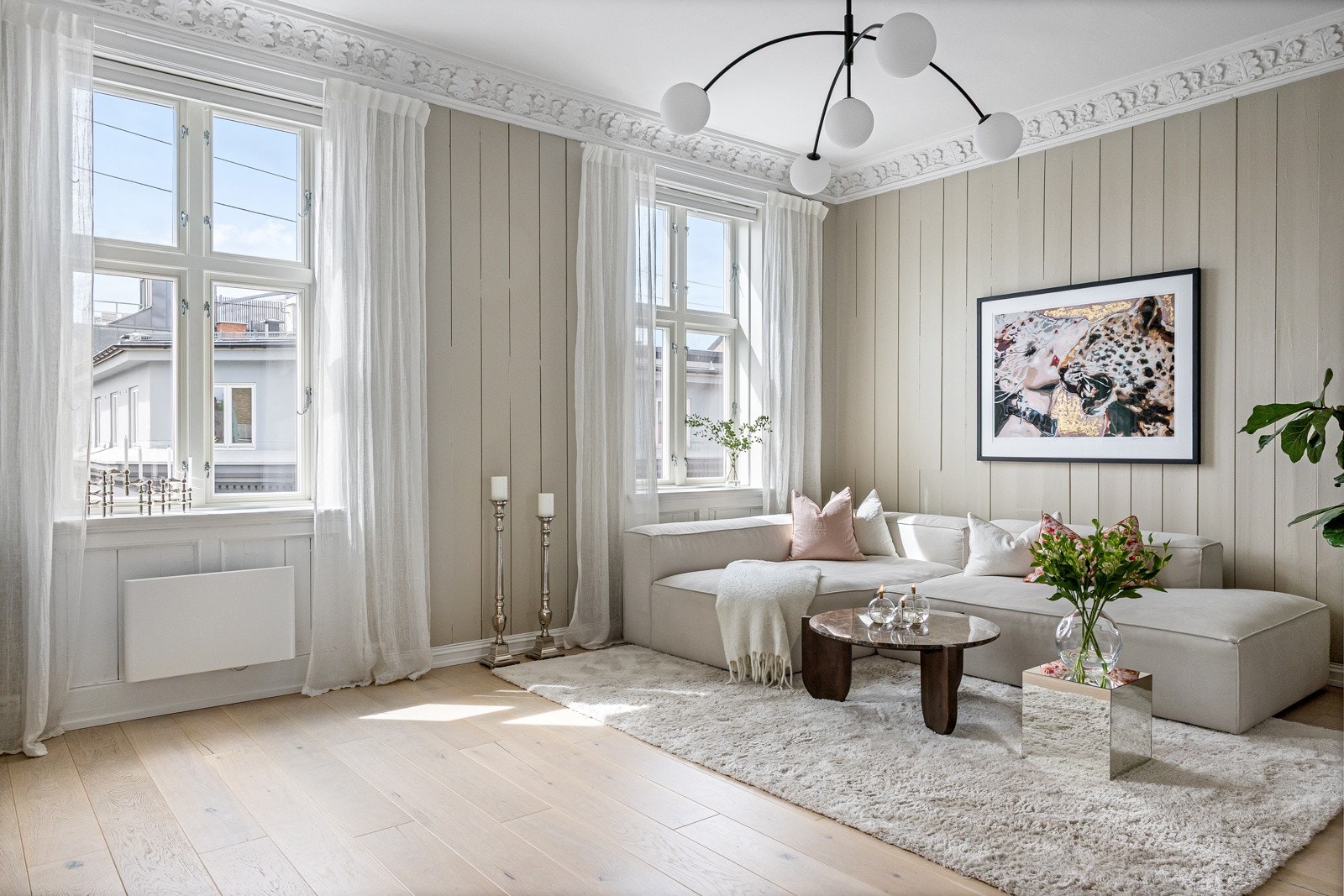 Velkommen til denne klassiske perlen i Sofies gate 9A - mitt i hjertet av byen i rolig gate uten gjennomkjøring. Galleribilde