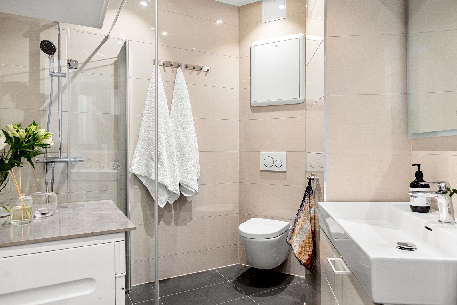 Stilrent baderom fra 2018 med moderne innredning og praktiske løsninger. Behagelig gulvvarme. Galleribilde