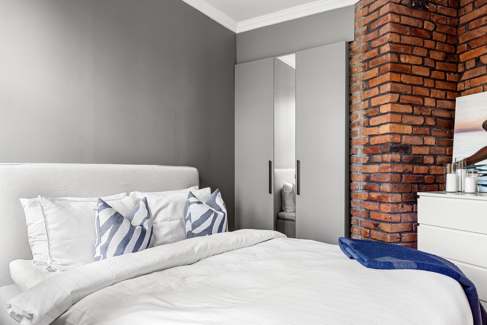 Gode garderobemuligheter i stort, plassbygd garderobeskap. Teglsteinsvegg gir et ettertraktet preg på rommet. Galleribilde