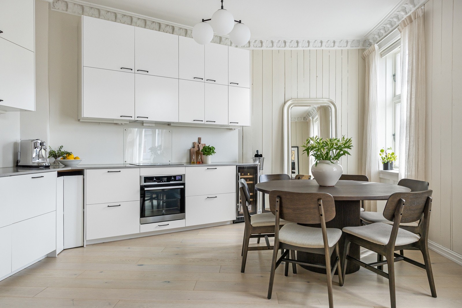 Lekkert kjøkken fra 2018 med stilren innredning og smarte detaljer. Galleribilde