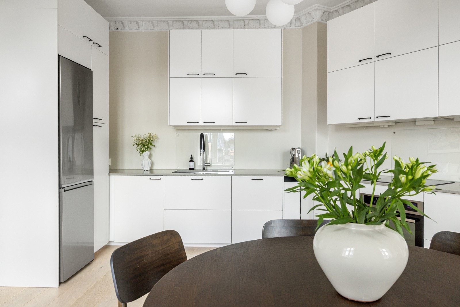 Hvitevarene består av platetopp, stekeovn, oppvaskmaskin, vinskap og frittstående kjøleskap. Galleribilde