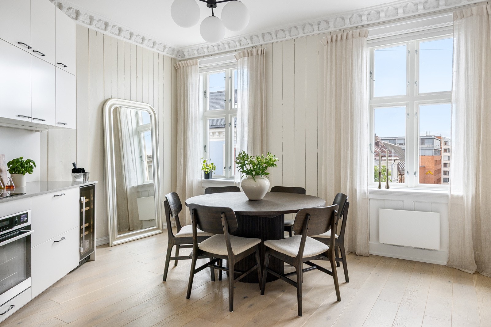 Leiligheten ble betydelig oppusset i 2018 med nytt kjøkken, nytt bad, nytt el-anlegg, nye gulv. Alt utført av fagfolk med foreliggende dokumentasjon. Galleribilde