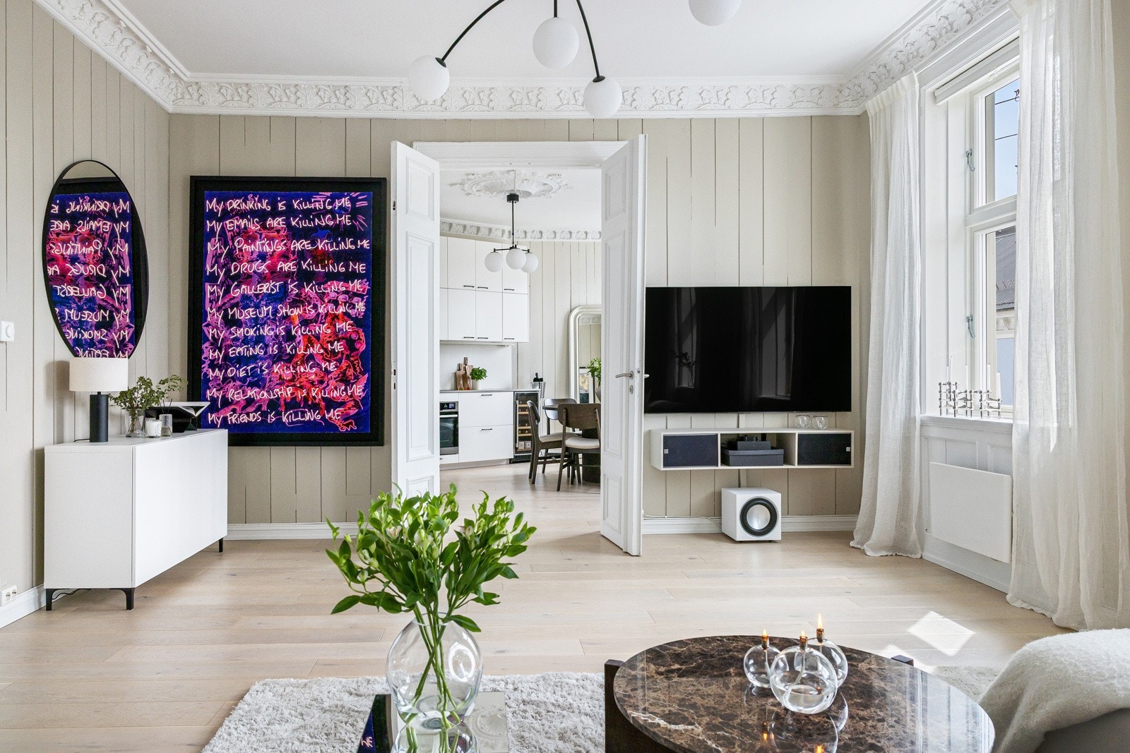 Planløsningen er lys, luftig og gjennomgående med generøs takhøyde som sikrer en fantastisk romfølelse. Galleribilde