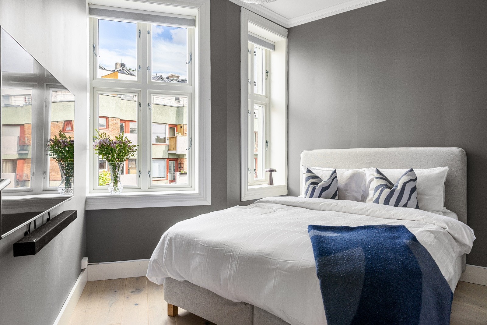 Svært innbydende hovedsoverom i delikate fargevalg med lekker rosett i taket. Spesialtilpassede, lystette plissegardiner. Galleribilde