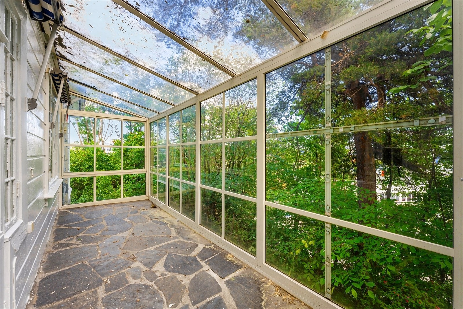 Hyggelig innglasset uteplass. Galleribilde