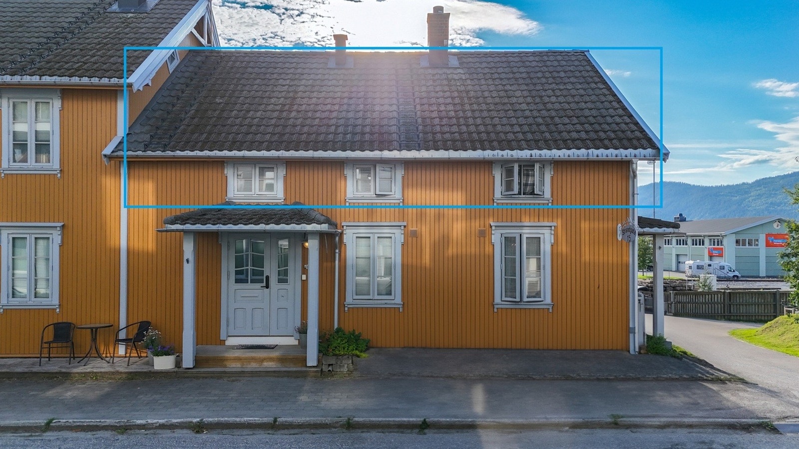 Koselig sitteplass ved inngangspartiet Galleribilde