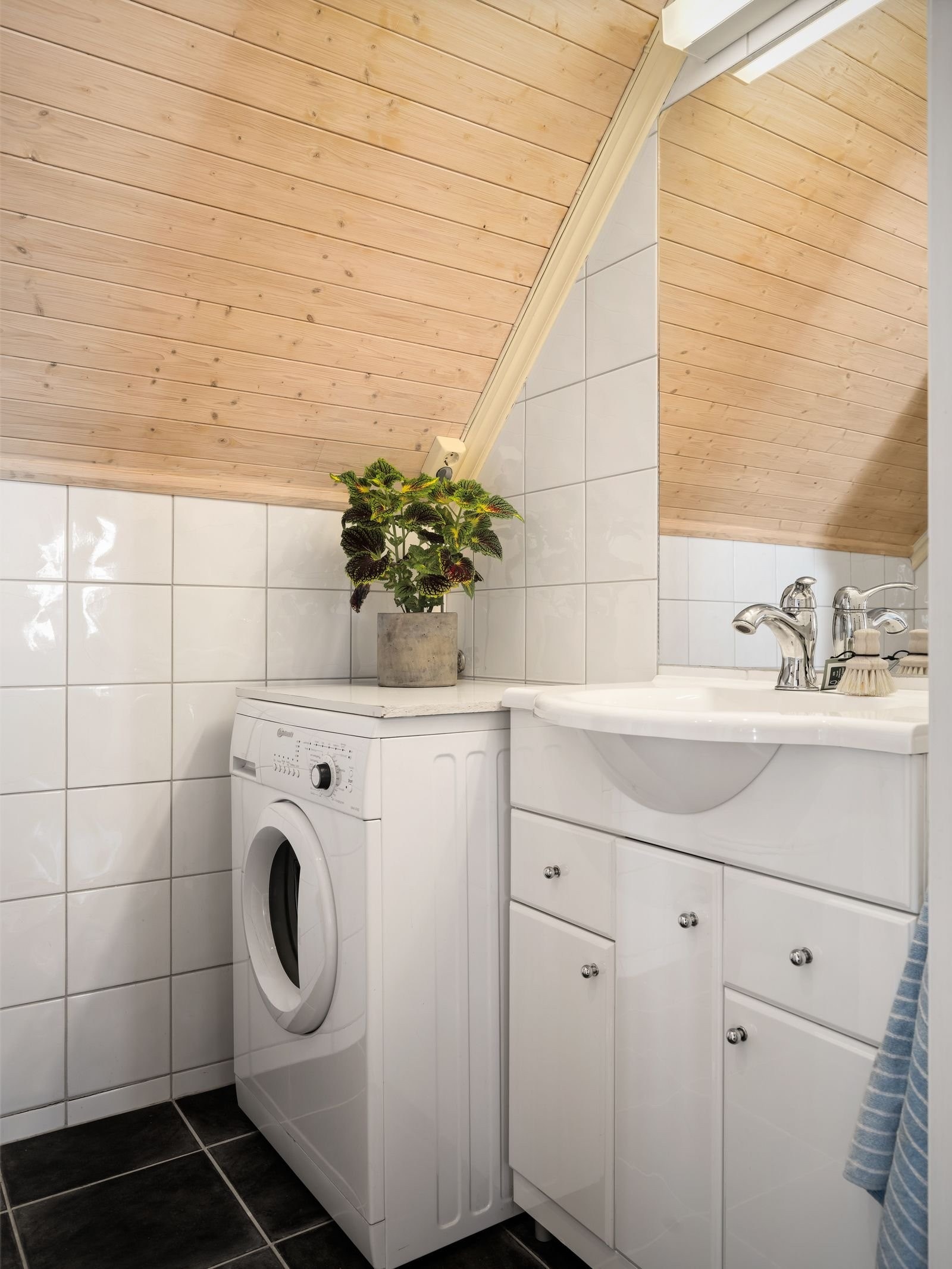 2 etasje: Flislagt bad med plass til vaskemaskin Galleribilde