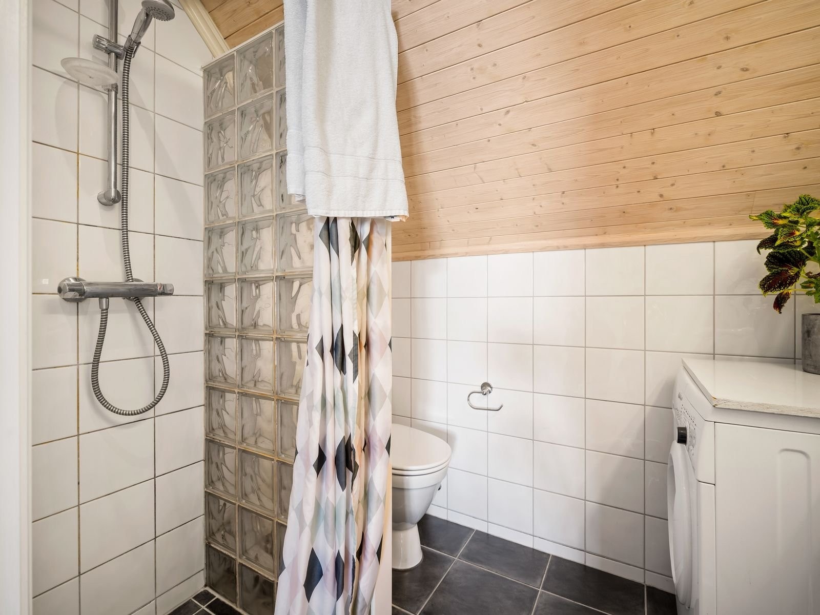2 etasje: Dusj på flis og toalett Galleribilde
