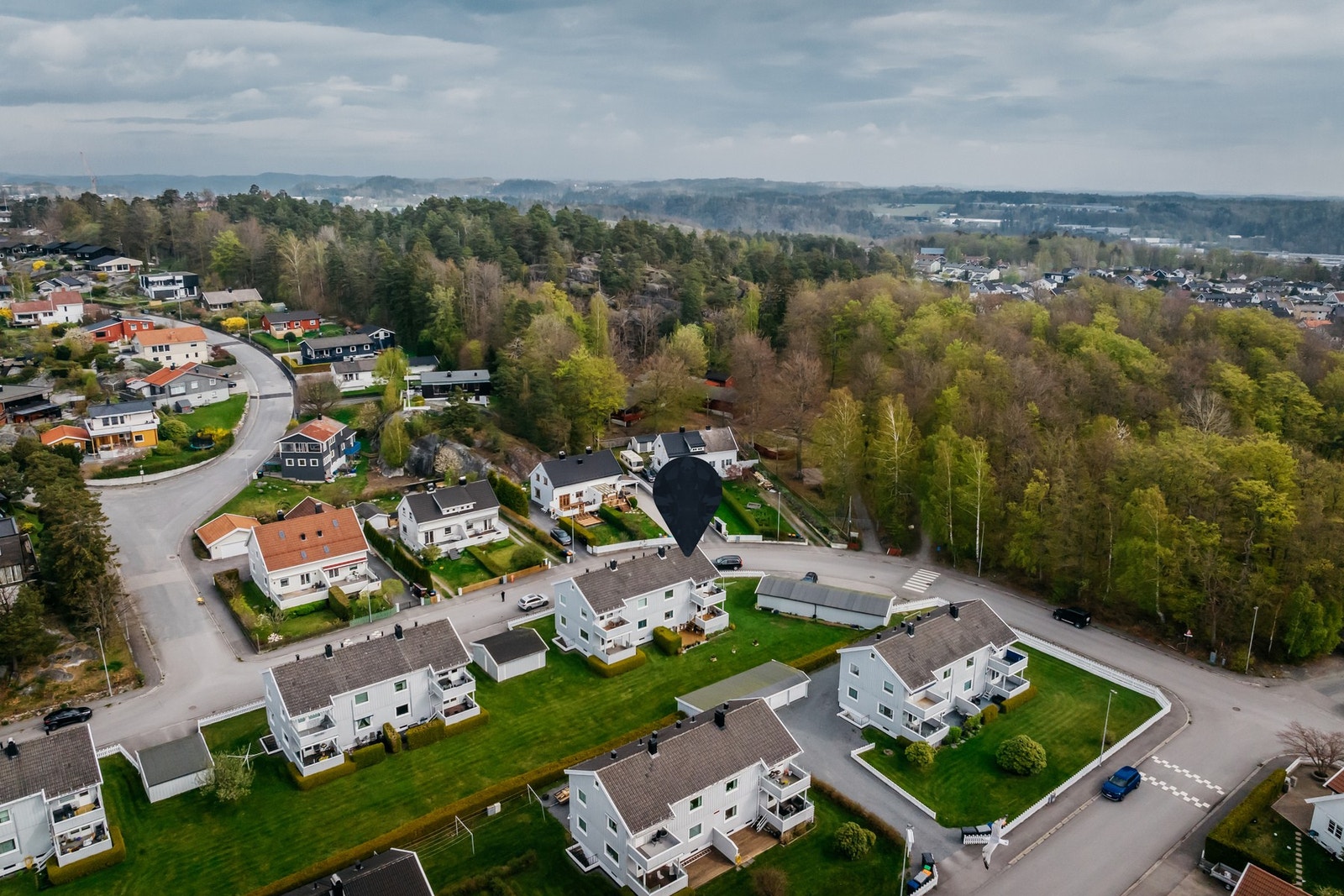 Leiligheten har en god internbeliggenhet på enden, med skogen rett på utsiden av stuevinduet. Galleribilde