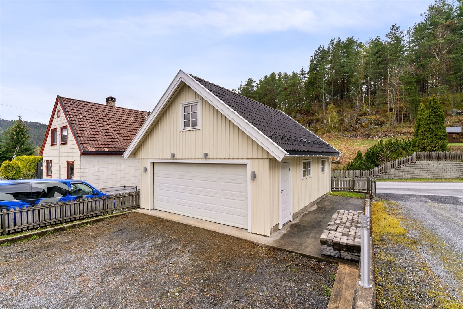 Romslig garasje med lagringsloft. God plass til parkering også utenfor garasjen. Galleribilde