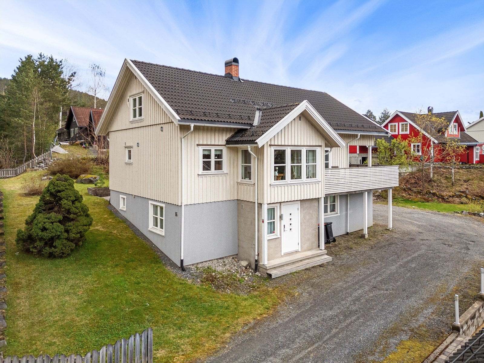 Gruset innkjørsel og gårdsplass. Galleribilde