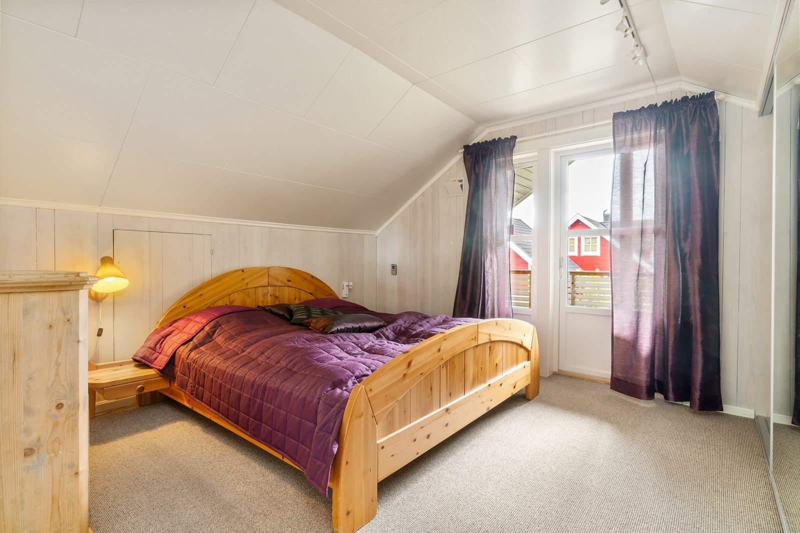 Hovedsoverommet har god plass til dobbeltseng, skyvedørsgarderobe og utgang til balkong. Galleribilde
