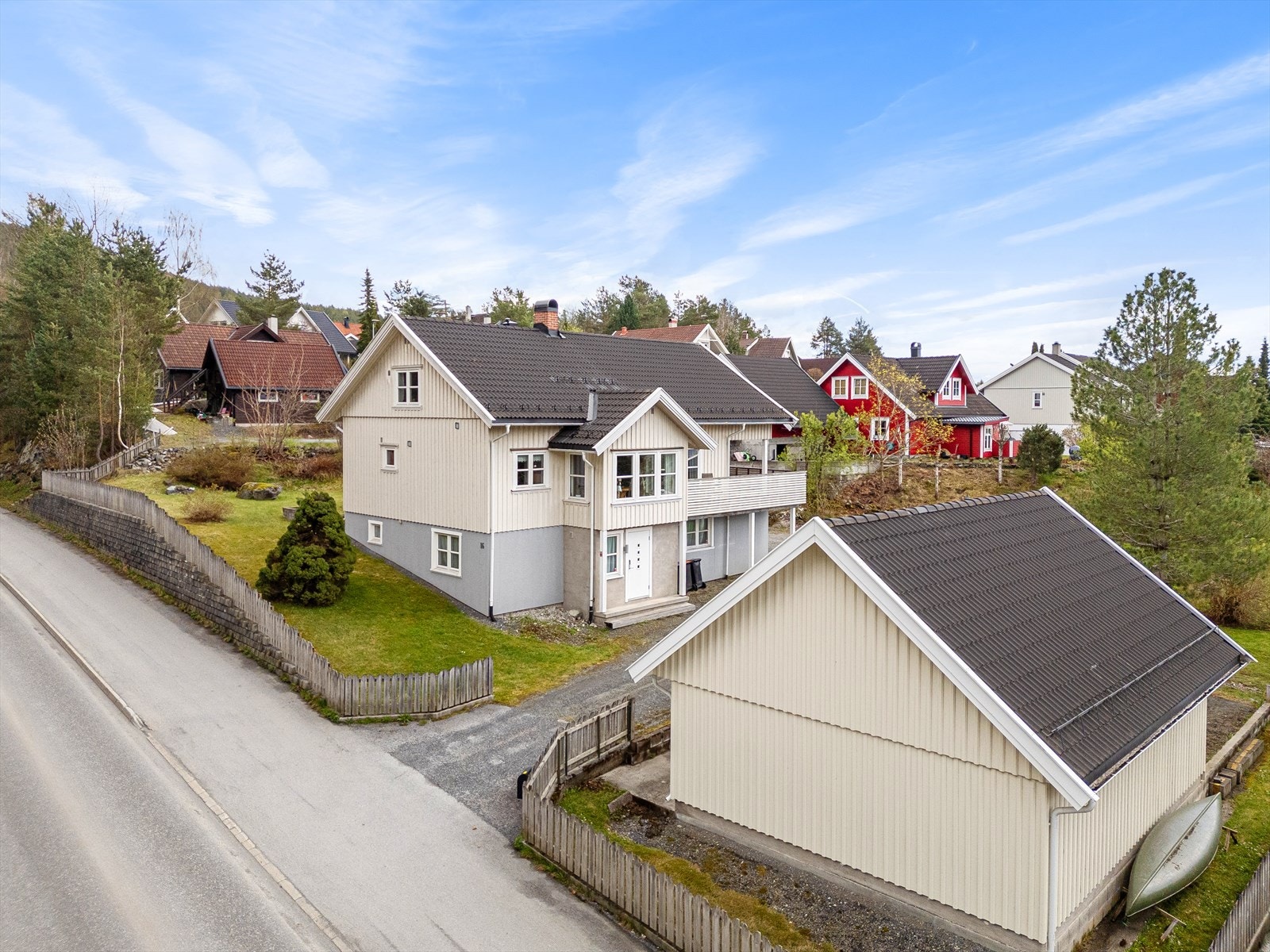 Velkommen til Frogs vei 16! Stor enebolig på romslig tomt nær sentrum. Galleribilde