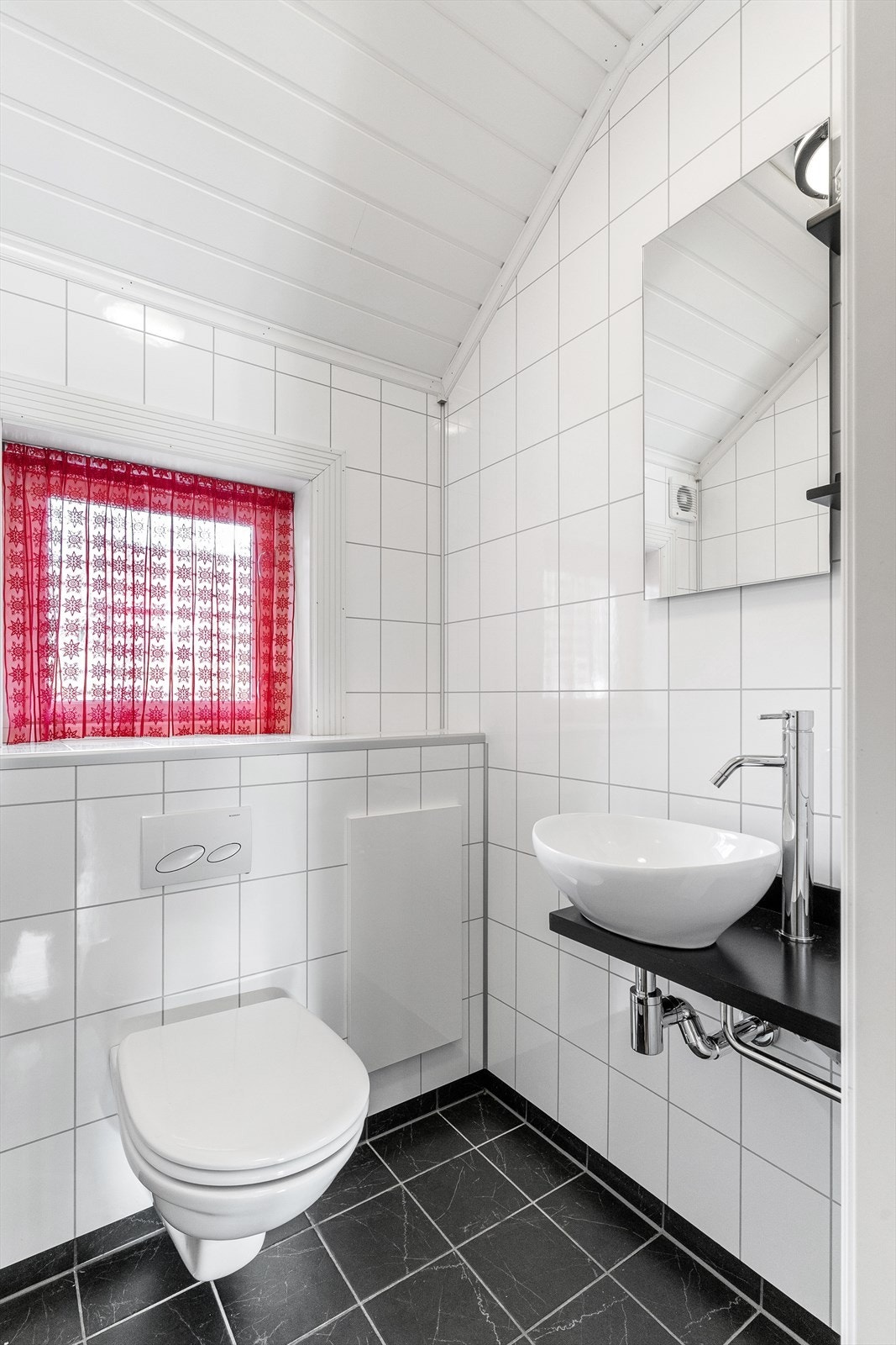 Toalettrom med håndvask. Galleribilde