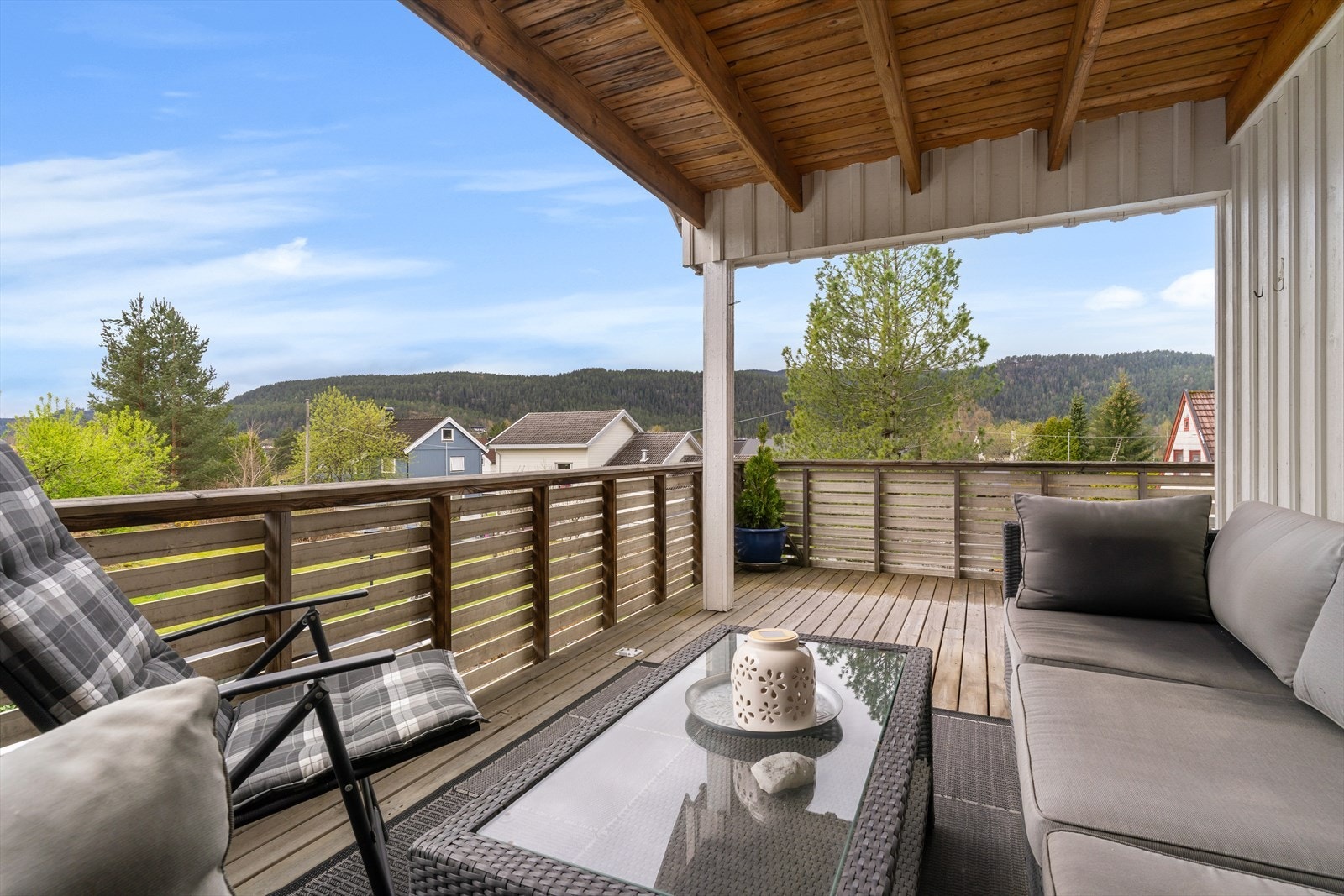 Romslig takoverbygd terrasse. Galleribilde